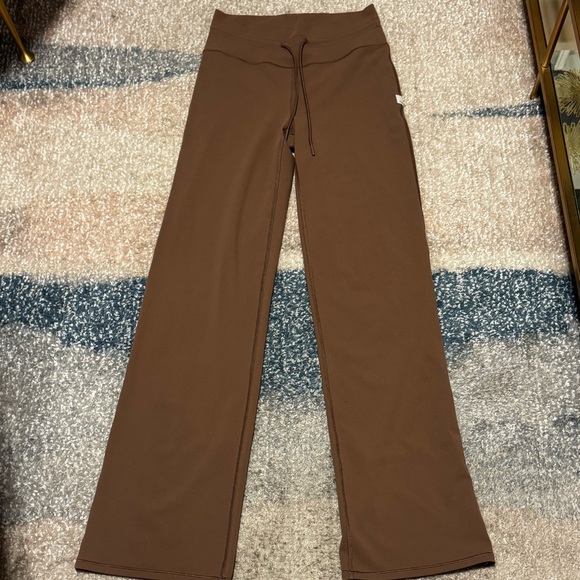 NEW Vuori Daily Wideleg Pant In Clove - Picture 4 of 6